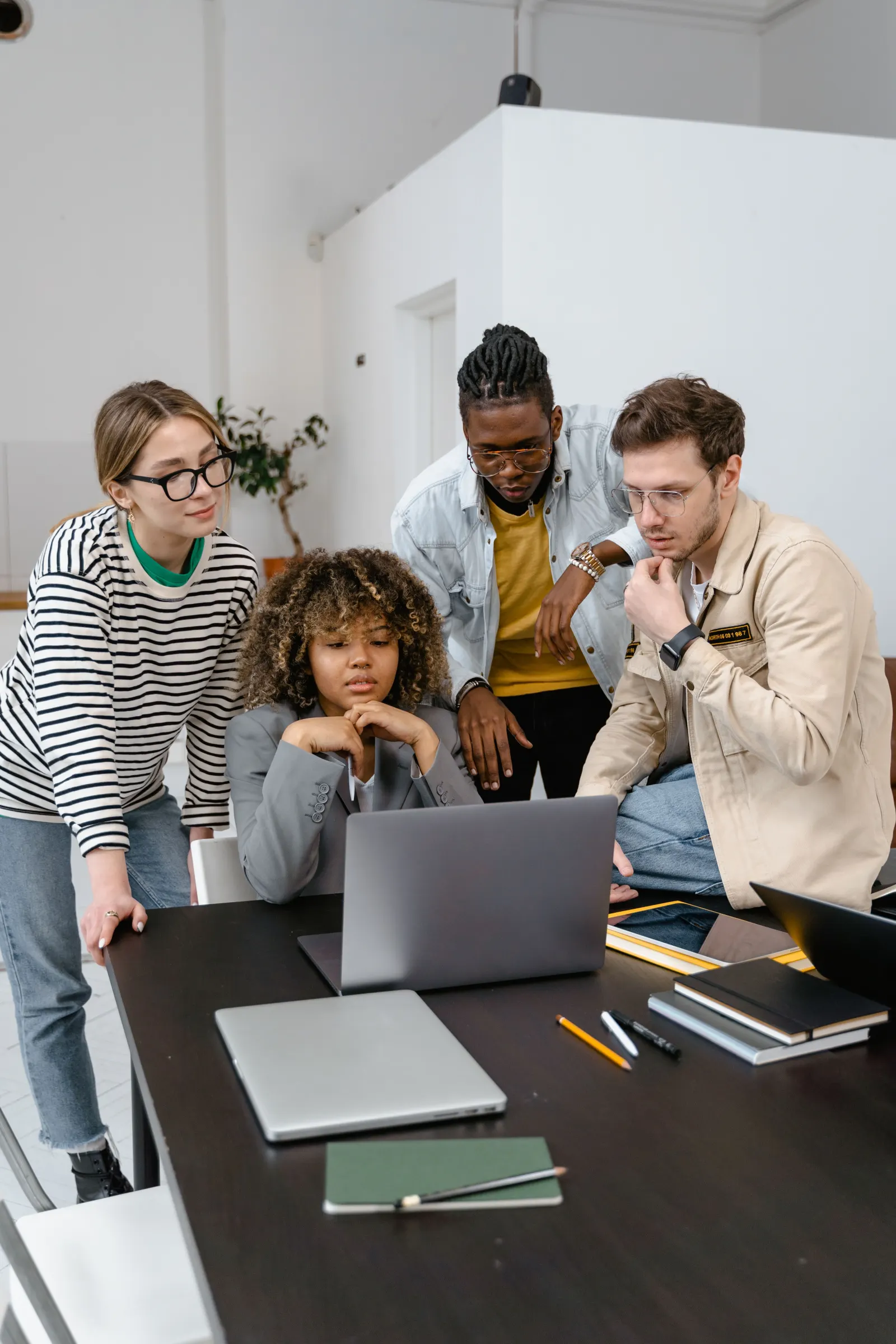 Zwei Personen planen gemeinsam die Struktur und Inhalte einer Website am Laptop