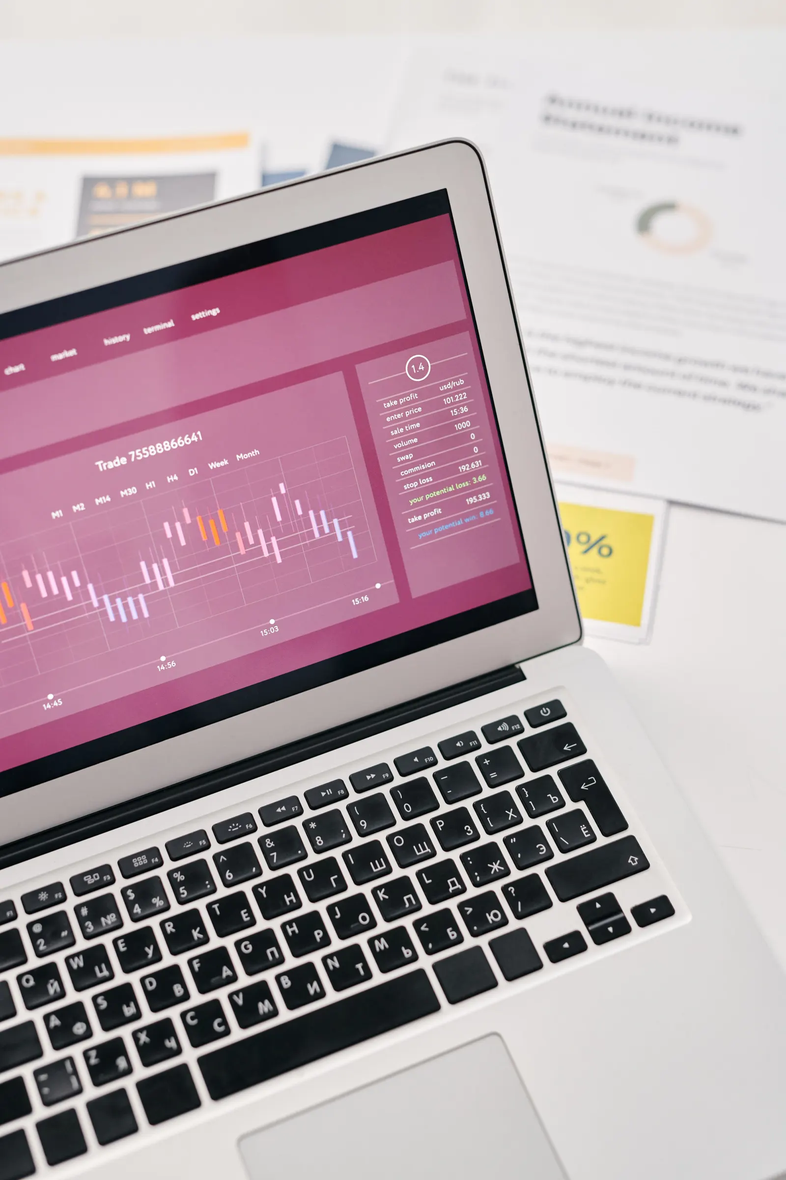 Person prüft Diagramme und Kennzahlen einer Website auf einem Laptop