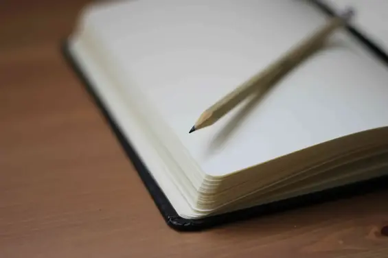 Bild eines Buches mit Bleistift